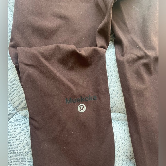 SPECIAL Lululemon MUSKOKA Wunder Train 25’ size 6, with MUSKOKA heat press. - Picture 5 of 5